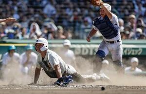 日大三―県岐阜商 8回表日大三1死一、二塁、近藤の中前打で二走田中諒が同点の生還。捕手小鎗=甲子園