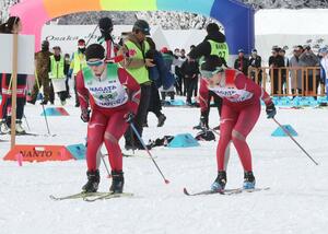 女子リレー 十日町の1走牧田鈴葉(右)が3位で2走小林華乃につなぐ=富山県南砺市