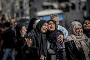 17日、ガザ北部ガザ市で、イスラエルの攻撃による親族の死を嘆く人々(ゲッティ=共同)