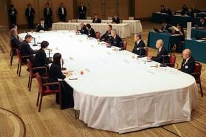 石破首相(左列中央)と面会する被爆者団体の代表ら=6日午前、広島市中区
