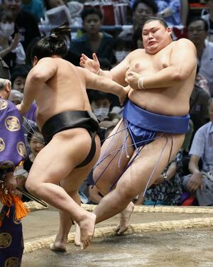大の里(右)が押し倒しで若元春に敗れる=ドルフィンズアリーナ