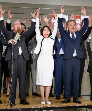 福島選挙区で当選を決め、万歳する自民党の森雅子氏(前列中央)=20日深夜、福島市