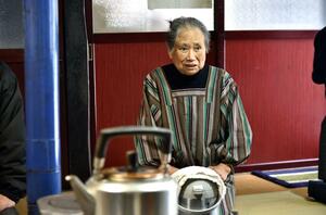 しな布、山菜など山の暮らしの魅力を語る國井千壽子さん=2016年12月、村上市山熊田