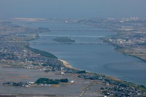 阿賀野川下流域。奥は日本海＝２０２５年５月