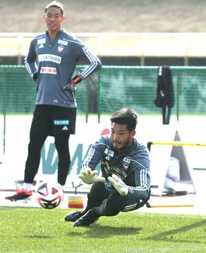 練習に励む新加入のGK吉満大介=高知市
