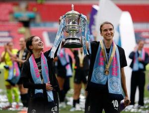 女子FA杯で優勝し、トロフィーを掲げて喜ぶ長谷川唯(左)=5月31日、ロンドン(アクションイメージズ・ロイター=共同)