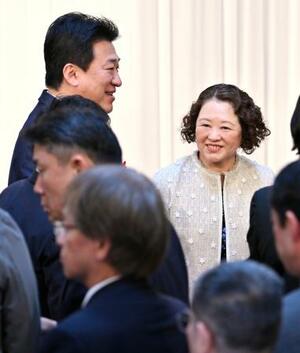 連合の新年交歓会で芳野友子会長(右)と話す木原官房長官=5日午後、東京都荒川区