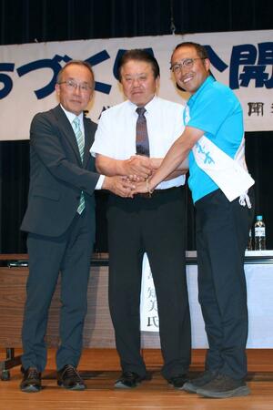 津南町長選の立候補予定者の公開討論会。左から根津和博さん、大島知美さん、江村大輔さん=14日、津南町下船渡
