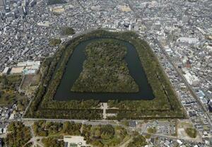 堺市の仁徳天皇陵(大山古墳)=4月