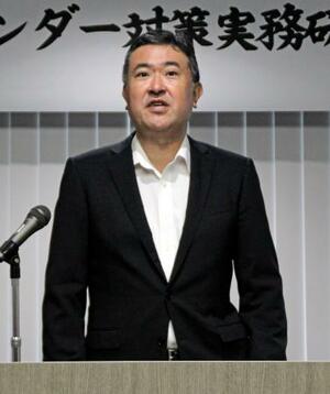 ローンオフェンダー対策の実務研修開始式で訓示する警視庁の若田英公安部長=7日午前、同庁本部