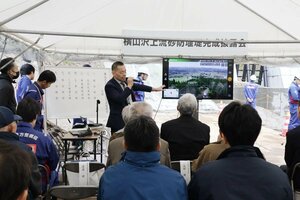 地域住民らが出席した横山沢上流砂防堰堤の完成披露会=新発田市横山