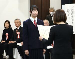 税をテーマにした作文や標語などで入賞した小中高生らを表彰した納税表彰式＝新潟市中央区西堀通７