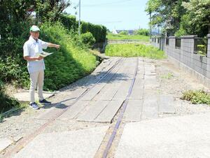 住宅街に溶け込むように残っている越後交通長岡線のレール=長岡市寺泊竹森