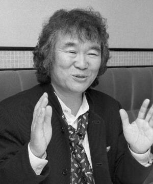 インタビューに笑顔で答える菅原洋一さん=1989年11月
