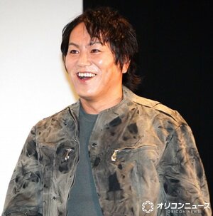 “映画主人公”風の衣装で登場した狩野英孝 （C）ORICON NewS inc.