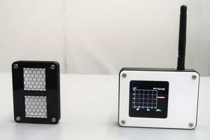 産総研が開発したワイヤレスセンサーが組み込まれた湿度変動電池。右は受信機=茨城県つくば市