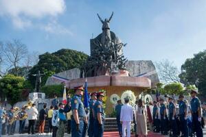 　ピープルパワー革命の記念碑前で開かれたフィリピン政府の式典＝２５日、マニラ（共同）