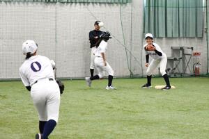 室内練習場でけん制球の練習をするトキガールズの選手たち=長岡市悠久町2