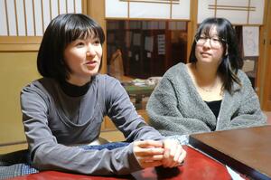 AIRプロジェクトに参加し、ワークショップなどへの思いを語る宮本悠加さん(左)、三浦雨林さん(右)=新潟市西蒲区岩室温泉