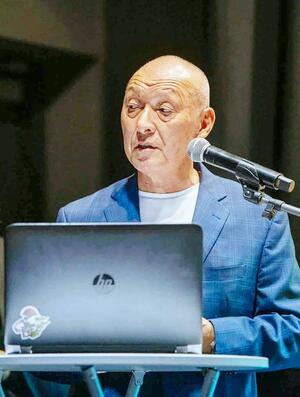 リトアニアで日本庭園について講演する今井雄一さん(本人提供)