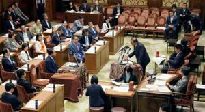 衆院予算委の集中審議で、立憲民主党の野田代表(左手前から3人目)の質問に答弁する石破首相=4日午前