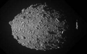 NASAの探査機DARTが衝突直前に撮影した小惑星ディモルフォス(NASA、ジョンズ・ホプキンズ大応用物理研究所提供)