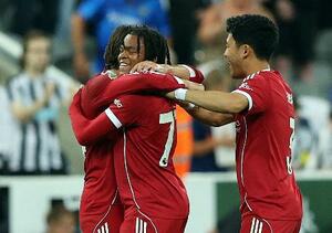 　ニューカッスル戦を制し、喜ぶリバプールの選手たち＝２５日、ニューカッスル（ロイター＝共同）