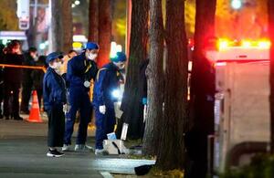 事件のあった現場付近を調べる警察官=15日午後7時25分、福岡市博多区