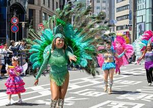 　サンバやダンスのチームが華やかにパレードする神戸まつり＝１７日午後、神戸市