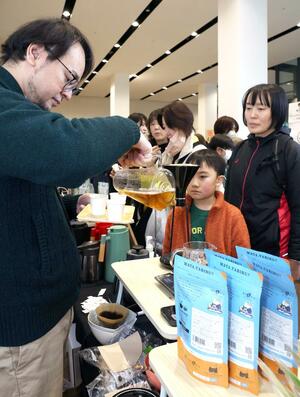 大勢の市民らが県内産の茶の飲み比べを楽しんだ「新潟お茶フェスティバル」＝１４日、長岡市大手通１
