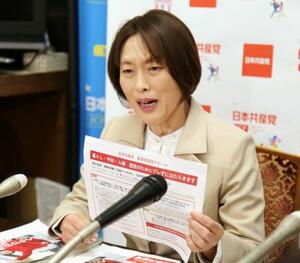 　衆院選の公約を発表する共産党の田村委員長＝２１日午後、国会