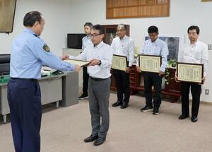優秀安全運転事業所の表彰伝達式=上越署