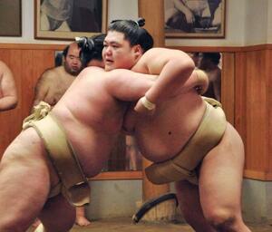 大嶽部屋に出稽古に来た阿武剋(左)と相撲を取る王鵬=東京都江東区