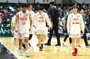 神戸に敗れB3降格圏が確定し、うつむく新潟の選手=ワールド記念ホール