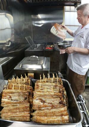 持ち帰り用に焼き上げられた「瓢亭」のウナギ=新潟市中央区