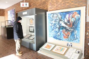 「利根山光人－鬼を描く－」の展示コーナー＝佐渡市秋津