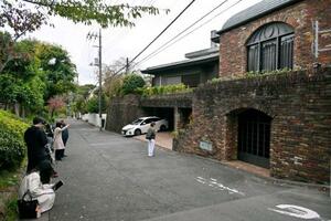 　仲代達矢さんの訃報を受け、報道関係者らが集まった「無名塾」前＝１１日午後、東京都世田谷区