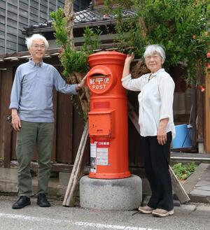 撤去方針が示された丸型郵便ポスト。地元有志らがポスト本体を保存しようと活動を進める＝佐渡市小木町