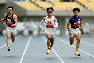 男子100メートル予選 準決勝進出を決めた小室歩久斗(中央)=カンセキスタジアムとちぎ
