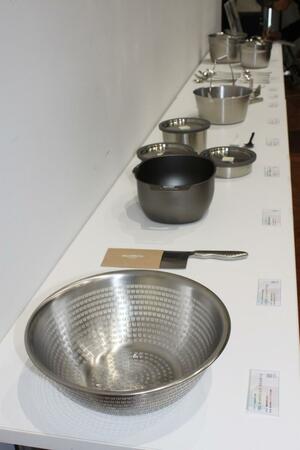 グランプリを獲得した遠藤商事の縦型スリットボウル(手前)と入賞製品=燕市吉田西太田