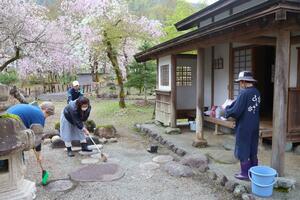 抹茶の振る舞いを前に、銭淵公園の茶室を清掃する雪あねさの会の女将ら＝１６日、南魚沼市坂戸
