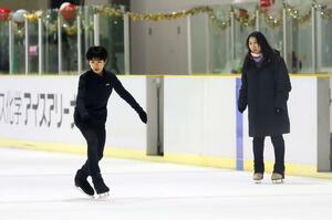 練習に励む松本悠輝（坂井輪中・左）と指導する樋口美穂子さん＝２０２５年１２月２６日、ＭＧＣ三菱ガス化学アイスアリーナ