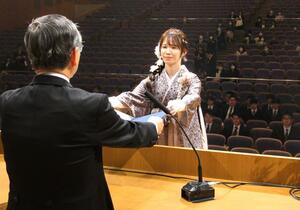 学位記を受け取る開志専門職大の初の卒業生=3月15日、新潟市中央区鐘木