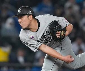 　５回から登板し、２回を無失点と好投したロッテ・八木＝ＺＯＺＯマリン