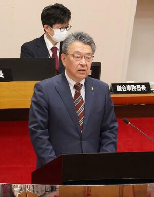 十日町市議会で予算案を説明する関口芳史市長。進退について「今しばらく熟慮させてほしい」と語った=3月4日