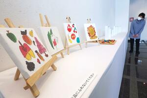 独自のタッチや色使いの作品が並ぶ星野幹弘さんの個展＝長岡市上の原町