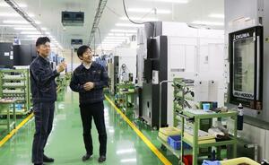 本社工場の設備について説明する青海製作所の青海剛社長(左)。自動車関連メーカーからの試作案件が好調だ=新潟市南区