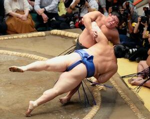 伯桜鵬(奥)が突き落としで大の里を破る=両国国技館