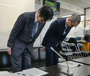 鳥取県立総合療育センターでの入所者死亡事故について謝罪する県の担当者=23日午後、県庁