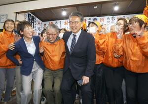 5期目の当選を果たし、支持者らと喜びを分かち合う関口芳史さん=27日午後9時過ぎ、十日町市高田町6